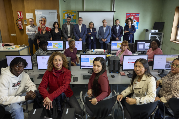 Fotografía de los consejeros Chivite y García, junto con directivos de sus departamentos y responsables de Cruz Roja Navarra, con participantes en las primeras formaciones de digitalización del curso.