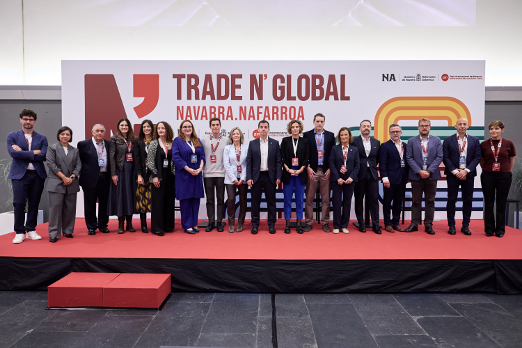 Fotografía de los participantes en el acto