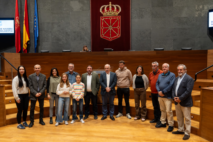 Fotografía del consejero Aierdi y el presidente del Parlamento de Navarra, Unai Hualde, junto a los participantes en el pleno ciudadano sobre el cambio climático.