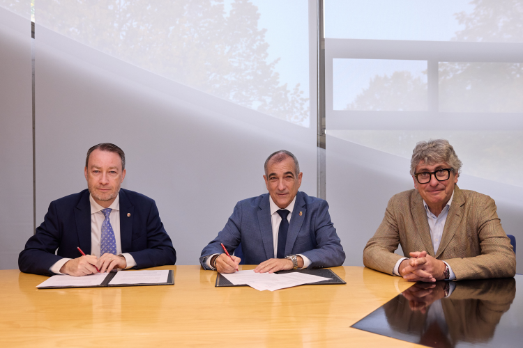 Fotografía de un momento de la firma. De izda a dcha: el rector Gonzalo, el consejero Chivite y Fernando Mendoza