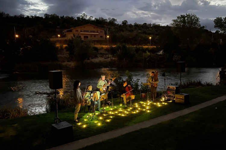 Fotografía exterior de un grupo musical durante un concierto