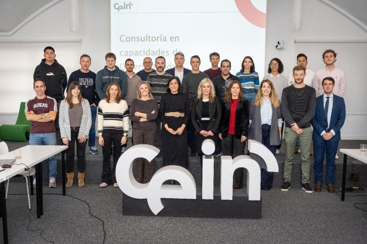 Foto de familia de los asistentes a una de las sesiones del programa de ciberseguridad con el logo de CEIN en medio