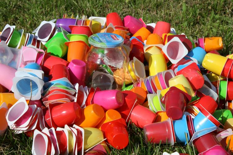 La nueva Directiva Europea 2019/904 se centra en la reducción  del impacto de determinados productos de plástico en el medio ambiente.
