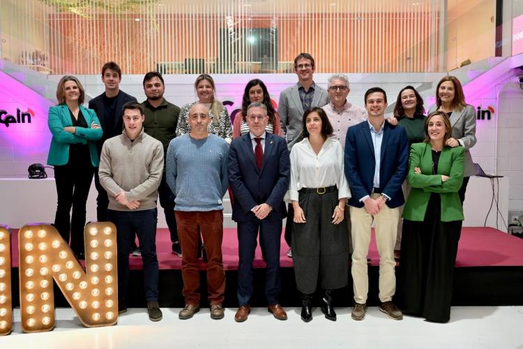 Fotografía de los responsables con los participantes de los proyectos en la entrega de premios