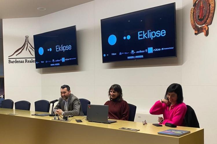 Imagen de 3 personas en una sala de conferencias