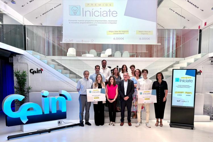 Grupo de personas posando con los carteles de los premios 