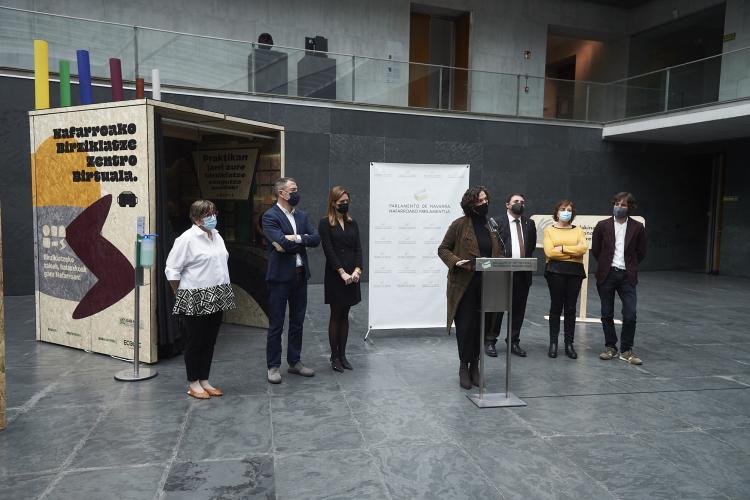 Fotografía de seis personas junto con la consejera en un momento de su intervención en el Parlamento de Navarra